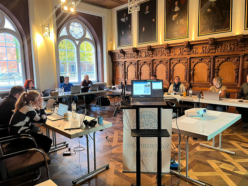 Gruppe-im-Raum Schulungsteilnemer:innen im Großen Gemach