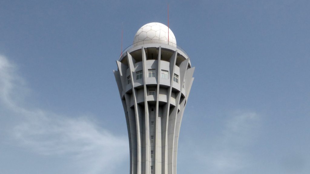 Wetterstation vor blauem Himmel